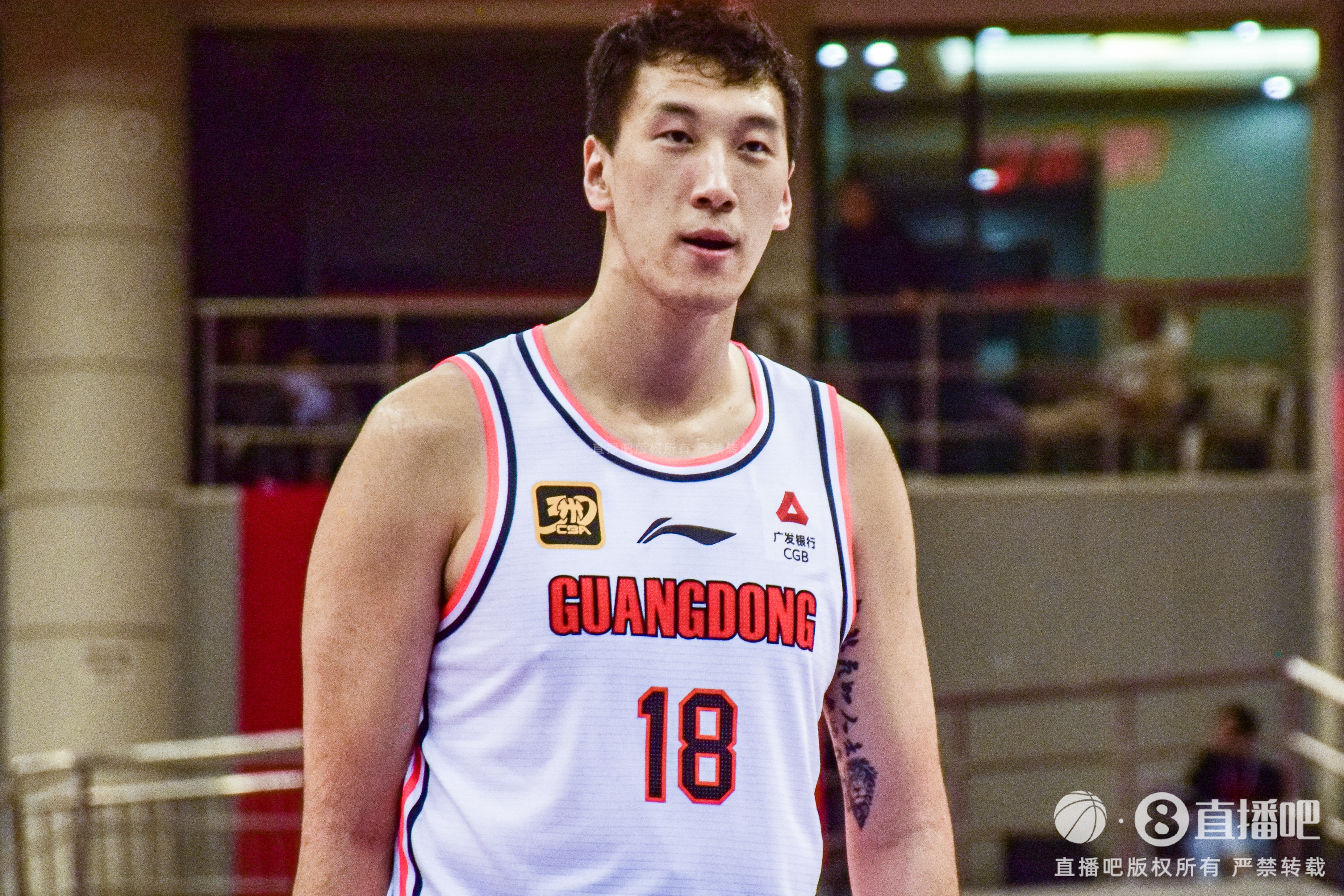 拼尽全力!杜润旺三分8中6拿到18分2断&6犯离场 正负值+19最高